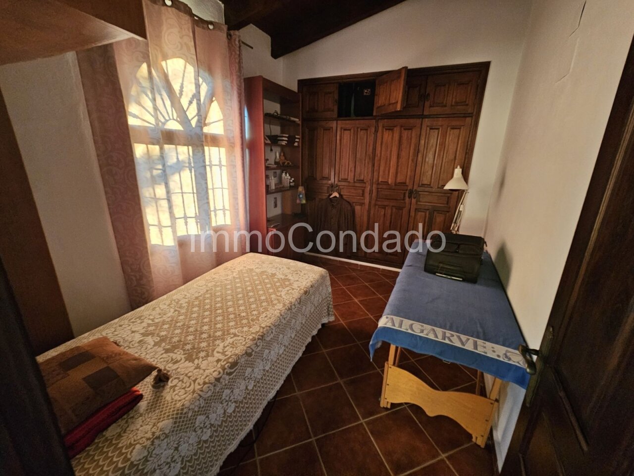 Dormitorio de la casa principal de 2 pisos